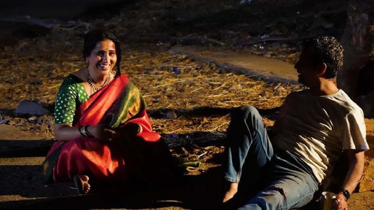 याविषयी मधुराणी पुढे लिहिते, 'डेली सोपमध्ये भावनिक व्यवस्थापन करण्यासाठी बऱ्याचदा वेळ मिळत नाही आणि त्याचे परिणाम दिसून येतात. अरुंधती आशुतोष ला मिस करतेय तशीच आम्हाला सगळ्यांना ओंकारची तितकीच आठवण येतेय. ओंकार, आपल्या फालतूपासून गंभीर विषयावरच्या गप्पा, 90s ची गाणी मोठमोठ्याने गाणं, विषय कुठलाही असो त्यातलं तुला सखोल माहीत असणं आणि आजूबाजूचं वातावरण हसत खेळत ठेवायचं तुझं कसब हे सगळं मिस होतंय.'
