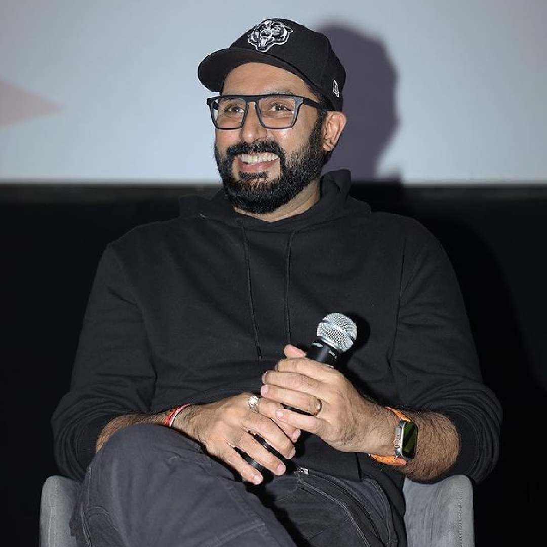 अभिषेकने पुढे सांगितलं की शूटिंगदरम्यान दिग्दर्शकांनी जेव्हा करीनाला रोमँटिक सीनबद्दल सांगितलं, तेव्हा करीना नकार देत म्हणाली,
