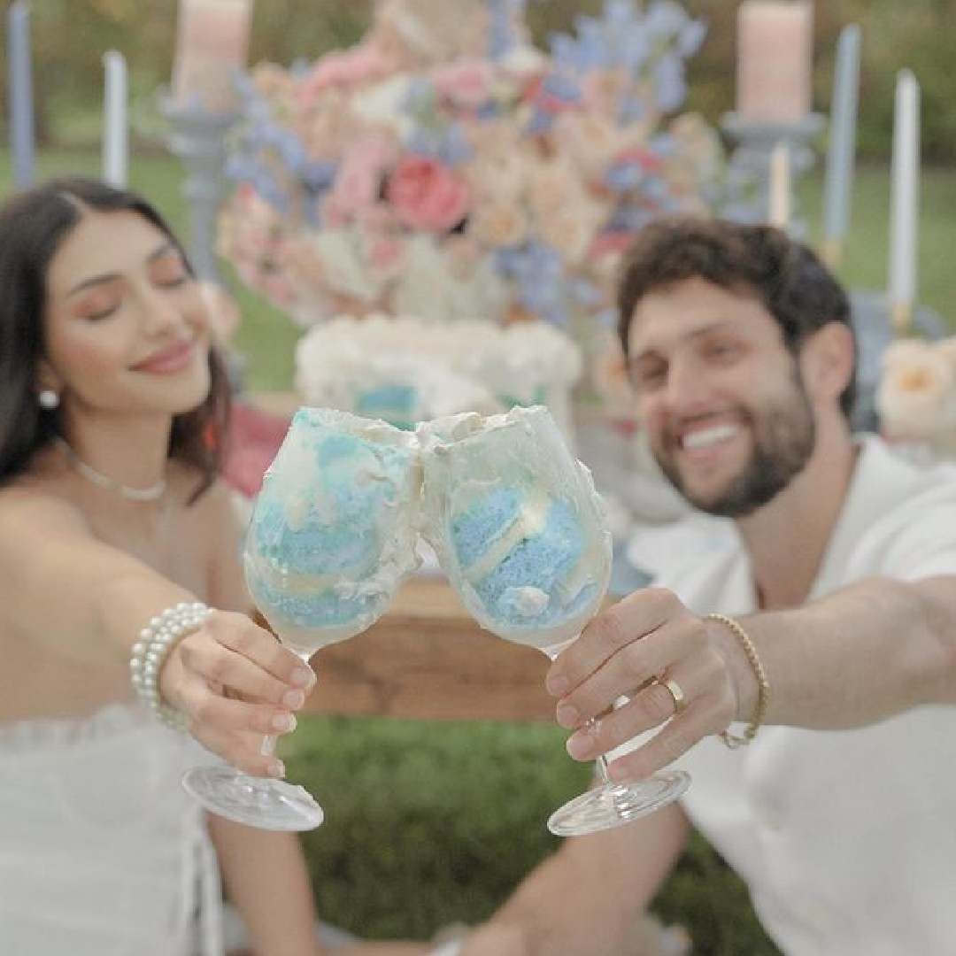 मात्र अलानाने बाळाचं लिंग जाहीर केल्याने काही नेटकरी नाराज झाले आहेत. हे चुकीचं आहे, असं अनेकांनी म्हटलंय. गर्भलिंग निदान चाचणीवर भारतात बंदी असली तरी परदेशात ती केली जाते. म्हणूनच अलानाने ही चाचणी केल्यास चुकीचं काय, अशीही बाजू काहींनी मांडली आहे.   
