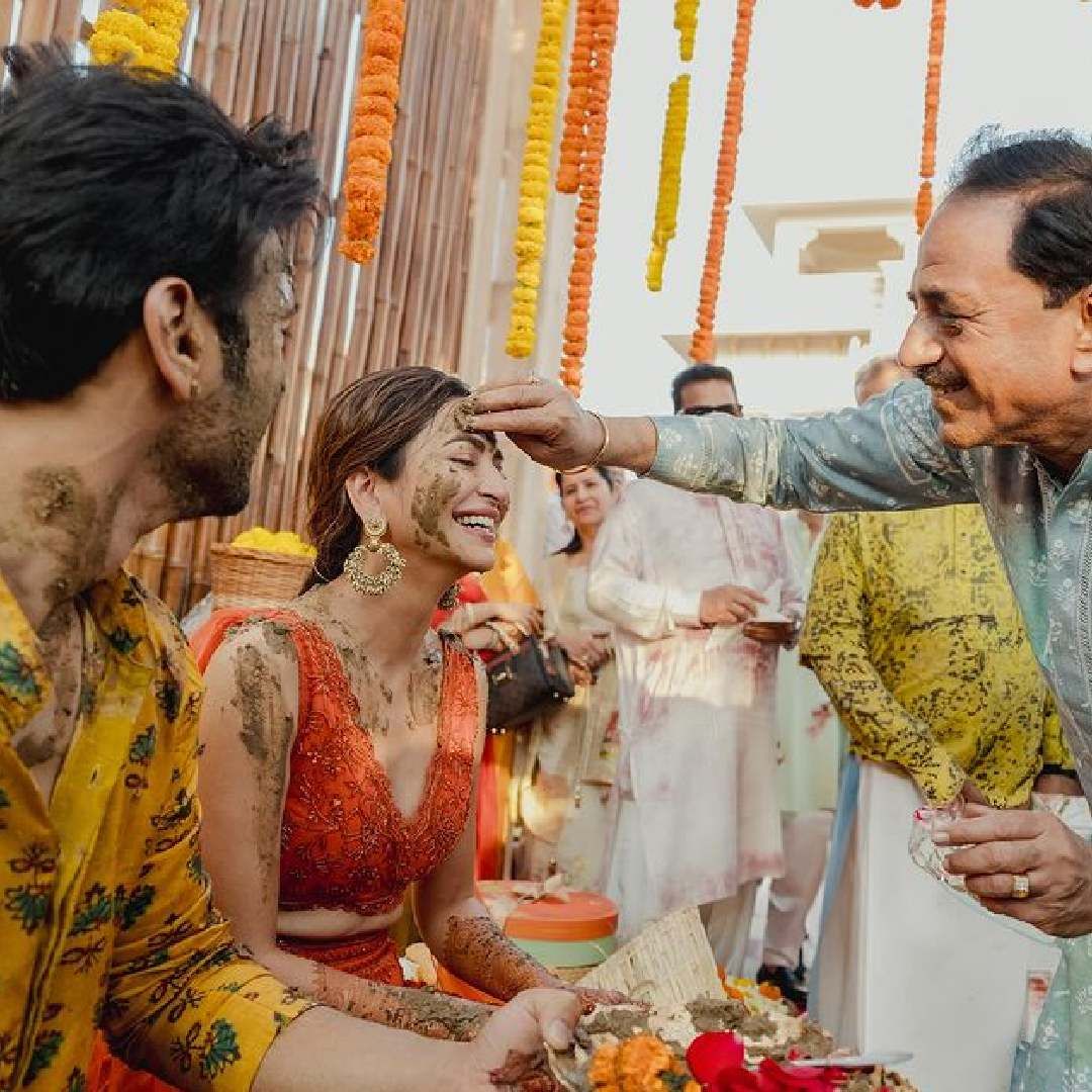 हळदीच्या जागी माती का लावत आहेत, असंही नेटकऱ्यांनी विचारलंय. तर हळदीच्या ऐवजी मेहंदी अंगाला लावली का, असाही प्रश्न अनेकांना पडला आहे. याचं उत्तर क्रितीने फोटोंच्या कॅप्शनमध्ये दिलं आहे.  