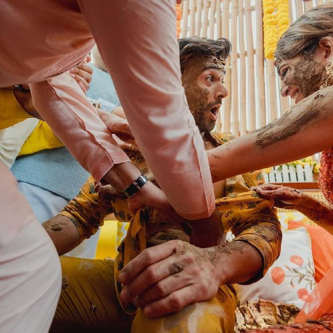 'आमची हळद थोडी वेगळी होती. प्रथा म्हणून चिमूटभर हळद आणि त्यात मुलतानी माती मिसळण्यात आली होती. पुलकित आणि माझ्यासाठी ते खास बनवलं होतं. वर आणि वधूच्या त्वचेची काळजी घेत मुलतानी मातीपासून हळद पार पडली', असं तिने लिहिलंय.  