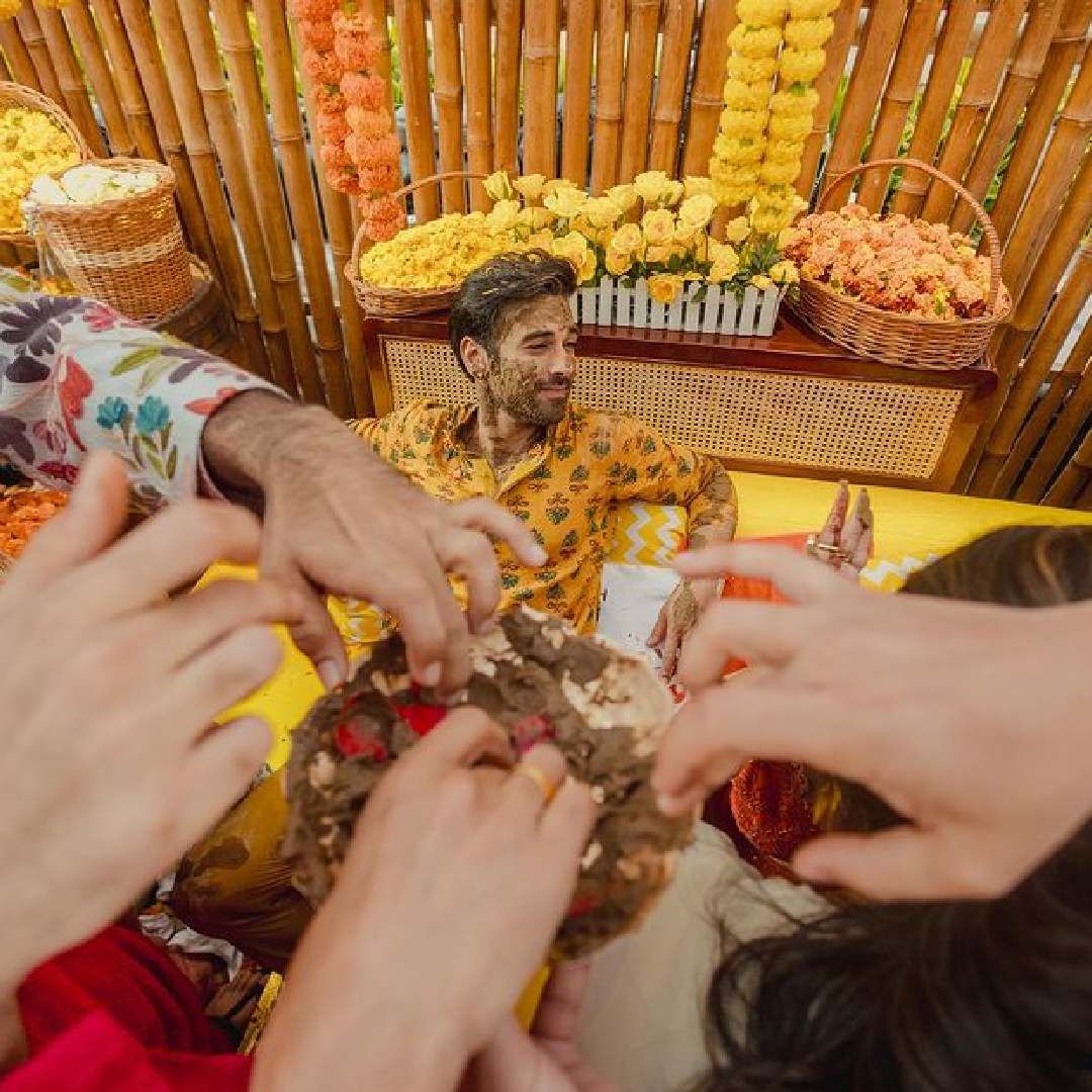 पुलकितचं हे दुसरं लग्न असून त्याने पहिलं लग्न श्वेता रोहिराशी केलं होतं. तीसुद्धा एक अभिनेत्री असून सलमान खानशी तिचं खास नातं आहे. श्वेता ही सलमानची मानलेली बहीण आहे. ती दरवर्षी न चुकता सलमानला राखी बांधते. 