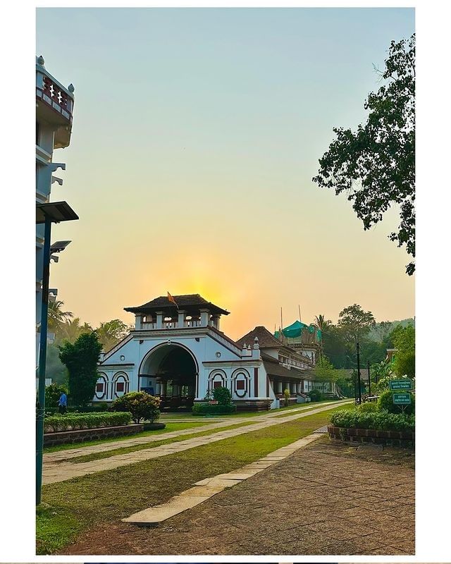 मुग्धा - प्रथमेशने विजयादुर्गा देवीचं आणि माणगावातील श्री दत्त मंदिरात जाऊन दत्त महाराजांचं, श्रीमद् परमहंस परिव्राजकाचार्य वासुदेवानंद सरस्वती टेंबे स्वामी महाराजांचं दर्शन घेतलं.