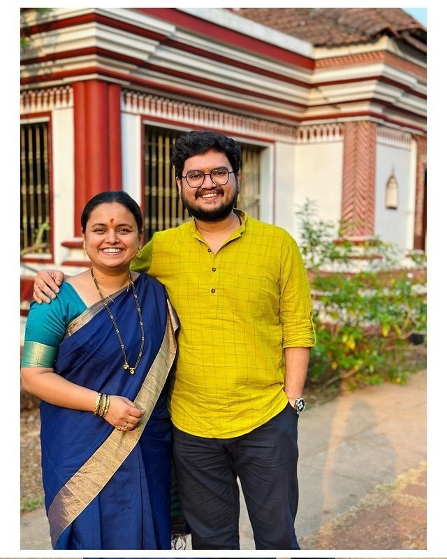 नुकतंच मुग्धा व प्रथमेशने देवदर्शन केलं. यामागचं कारण देखील खास होतं. दोघांच्या लग्नाला तीन महिने पूर्ण झाल्यामुळे दोघांनी 23 मार्चला देवदर्शन घेतलं.