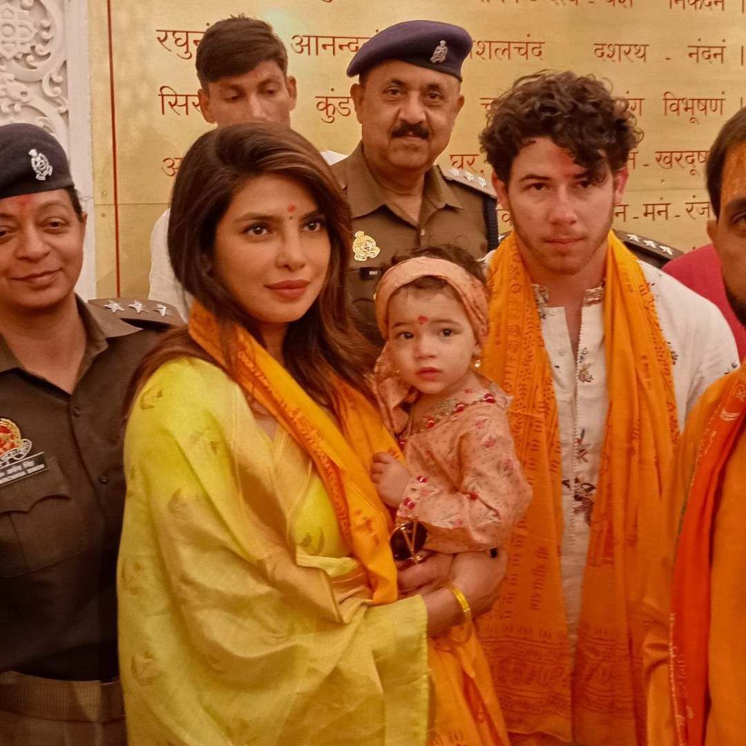 प्रियांकासोबत यावेळी तिचा पती निक जोनास, मुलगी मालती मेरी आणि आई मधू चोप्रासुद्धा होते. अयोध्येतील राम मंदिरात जाताना प्रियांकाने पिवळ्या रंगाची साडी नेसली होती. तर निकने कुर्ता परिधान केला होता. प्रियांकाच्या पिवळ्या साडीने खास नेटकऱ्यांचं लक्ष वेधलं होतं.