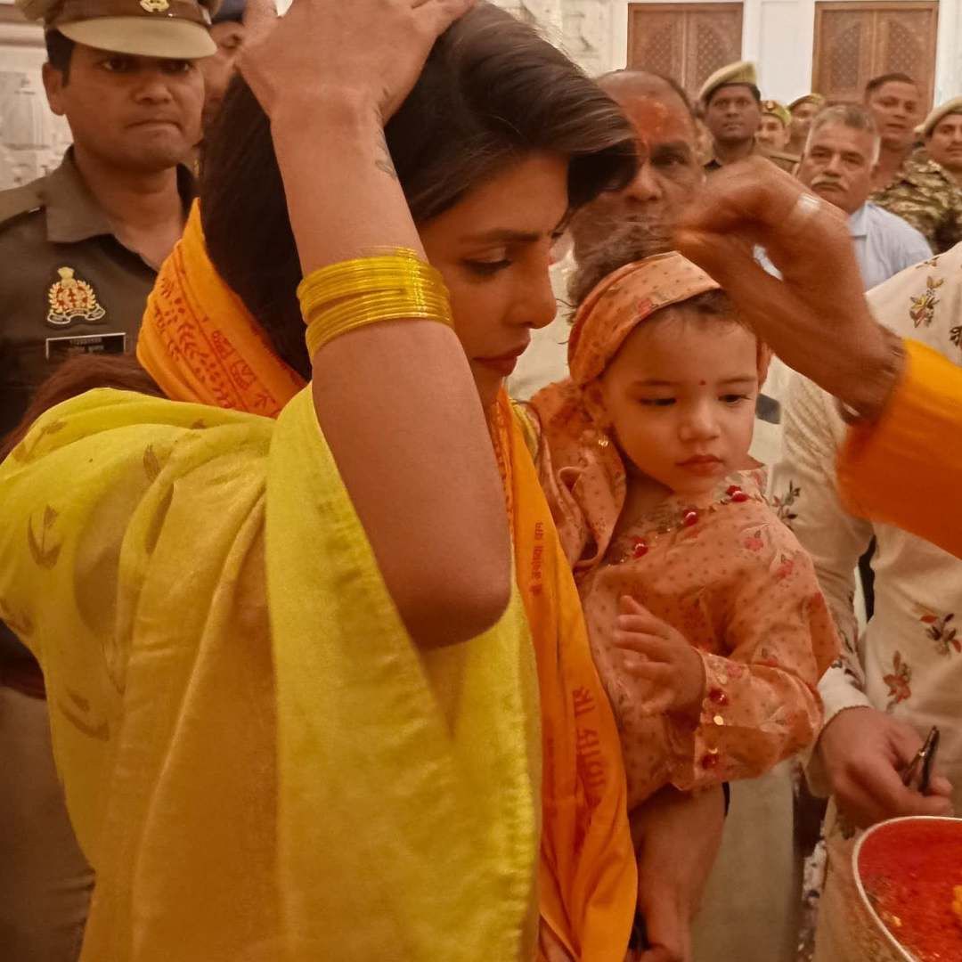 प्रियांकाच्या पारंपरिक पोशाखाला साजेसा असा कुर्ता-पायजमा निकने घातला होता. तर मालती मेरीनेही सुंदर ड्रेस परिधान केला होता. जानेवारी महिन्यात अयोध्येतील राम मंदिरात प्राणप्रतिष्ठा सोहळा पार पडला होता. त्यावेळी प्रियांका भारतात नव्हती. म्हणून भारतात परतताच तिने अयोध्येत राम मंदिराचं दर्शन घेतलं.