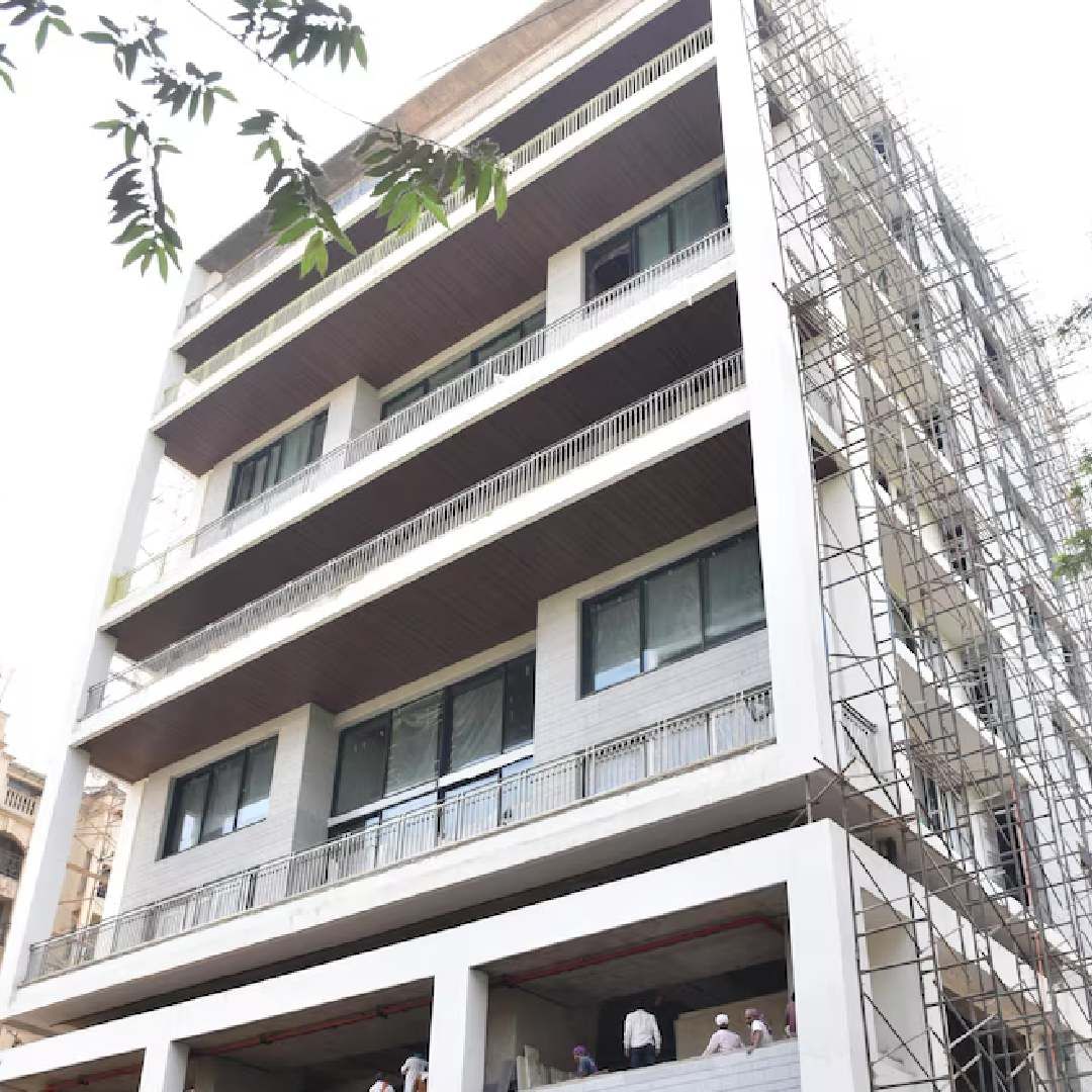 रणबीरचा हा नवीन बंगला शाहरुख खानच्या 'मन्नत'लाही टक्कर देणारा आहे. फोटोत दिसणारी ही संपूर्ण इमारतच रणबीरची आहे. गेल्या काही महिन्यांपासून या बंगल्याचं बांधकाम सुरू आहे. आता जवळपास ते पूर्णत्वास आलं आहे.  