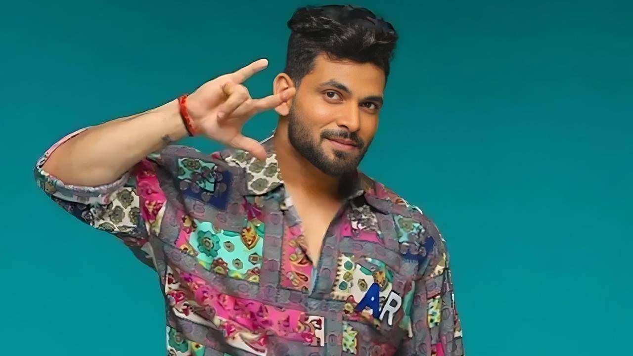 फक्त कपडेच दाखवत नव्हता तर मला स्पामध्ये बोलण्यात तो बिझी ठेवत होता. मी अस्वस्थ झालो आणि तिथून निघालो. मला तो व्यक्ती परत मेसेज करून परत कधी येणार हे विचारत राहिला.