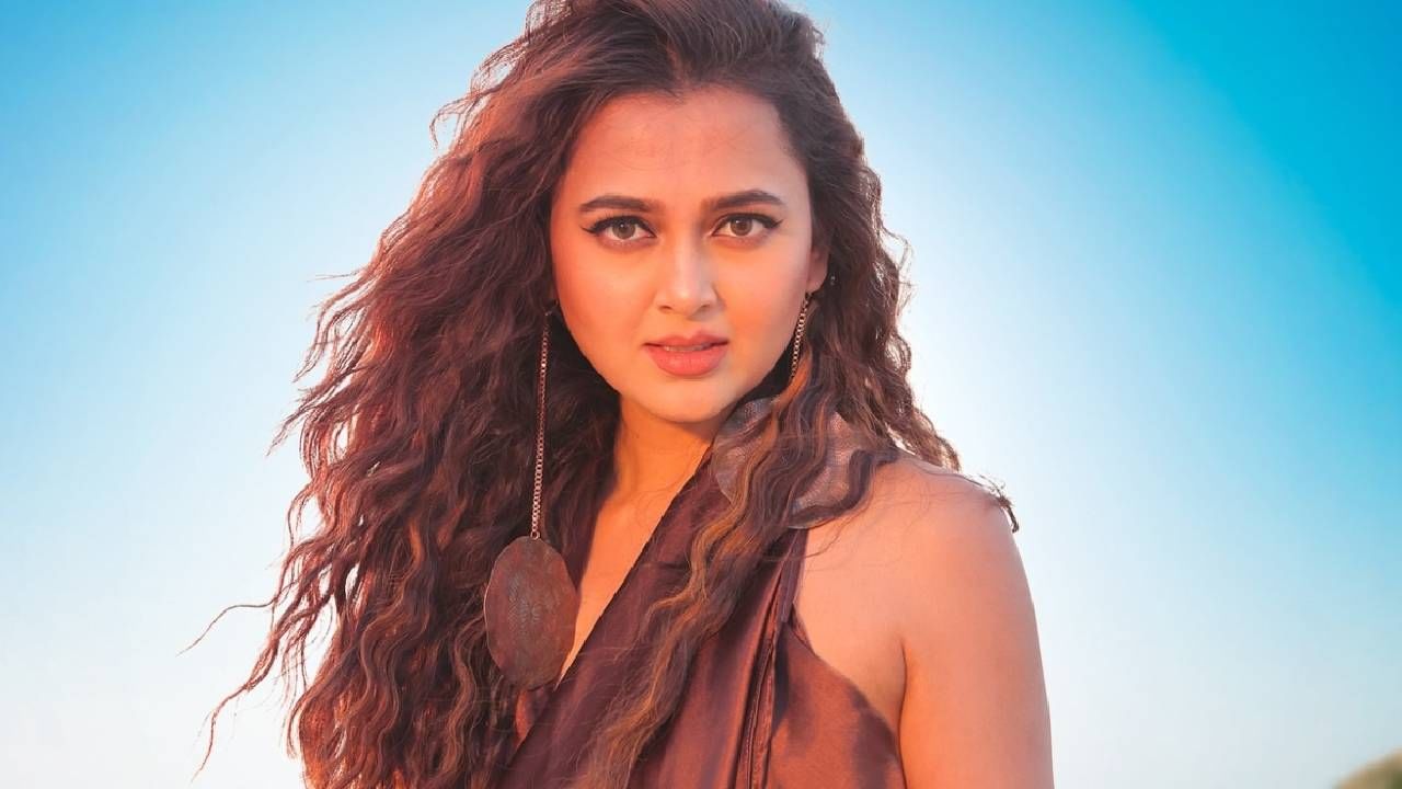 व्हायरल होणाऱ्या फोटोमध्ये तेजस्वी प्रकाश ही मॅक्सिकोमध्ये आपल्या मित्रांसोबत होळी खेळताना दिसत आहे. नेहमीच तेजस्वी करण कुंद्रासोबत स्पाॅट होते.