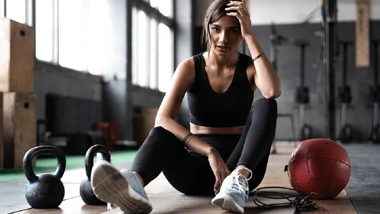 वर्क आऊट झाल्यावर भूक लागलेली असते. परंतु वर्क आऊट करून झाल्यावर लगेचंच काही खाण्याची चूक करू नका. व्यायाम झाल्यावर कमीत कमी अर्ध्या तासानंतर खावं. शरीर थंड झाल्यावर शरीरात अन्न गेल्यावर प्रक्रिया सुरळीत होते.