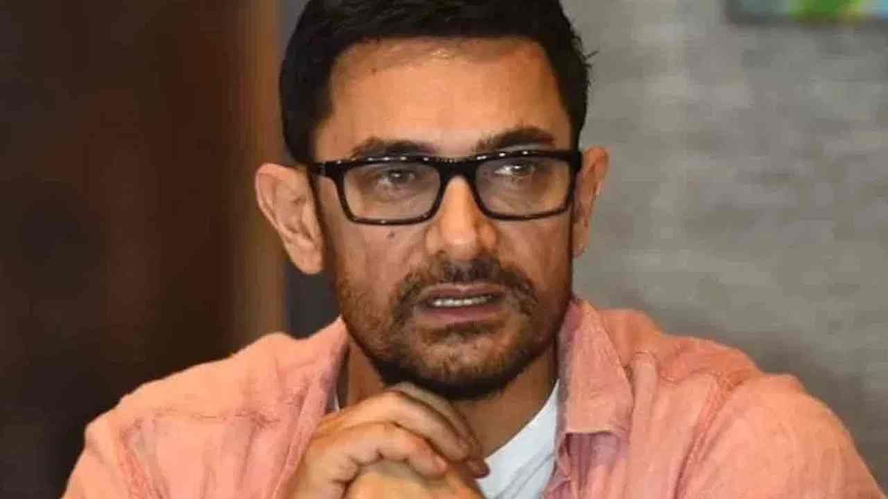 'राजा हिंदुस्तानी' चित्रपटात पावसाचा सीन आहे. त्यात आमिर खान करिश्मा कपूरला किस करतो. हा सीन त्यावेळी खूप गाजलेला. या सीनसाठी आमिर -करिष्मा जोडीने तब्बल 47 रिटेक दिले होते.