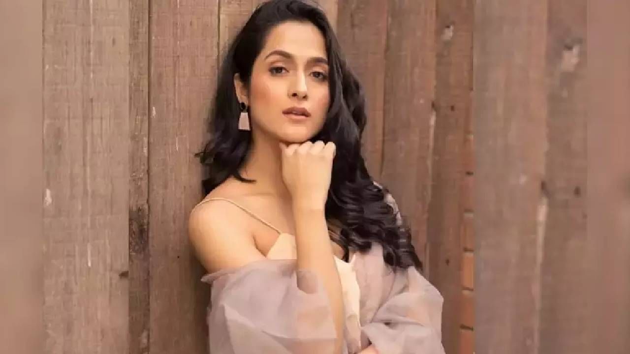 आरूषी शर्मा ही सोशल मीडियावर कायमच चर्चेत असते. आरूषी शर्मा हिची सोशल मीडियावर एक जबरदस्त अशी फॅन फाॅलोइंग नक्कीच बघायला मिळते.