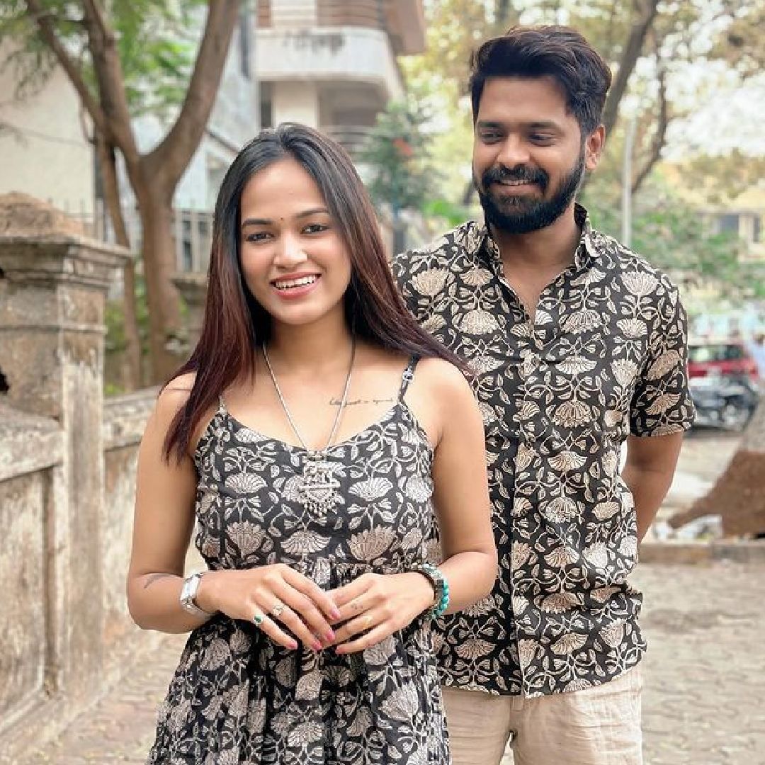 अभिषेक हा मराठी टेलिव्हिजन इंडस्ट्रीतील नामांकित अभिनेता असून त्याची होणारी पत्नी सोनाली ही इन्स्टाग्राम रील स्टार आहे. इन्स्टाग्रामवर सोनालीचे अभिषेकहून अधिक फॉलोअर्स आहेत. डिजिटल क्रिएटर असणारी सोनाली तिच्या गमतीशीर व्हिडीओंमुळे व्हायरल झाली होती. इन्स्टाग्रामवर तिचे 3 लाखांहून अधिक फॉलोअर्स आहेत.
