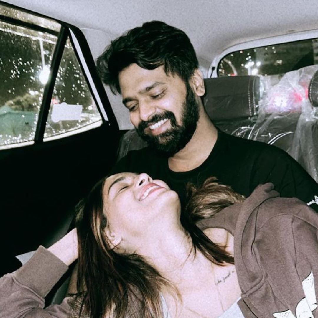 हे दोघं गेल्या काही वर्षांपासून एकमेकांना डेट करत होते. सोशल मीडियावर त्यांनी त्यांचं रिलेशनशिपसुद्धा जगजाहीर केलं होतं. आता गुढीपाडव्याच्या शुभ मुहूर्तावर दोघांनी साखरपुडा करत आयुष्याची नवी सुरुवात केली. या साखरपुड्याचे फोटो आणि व्हिडीओ सोशल मीडियावर व्हायरल होत आहेत.