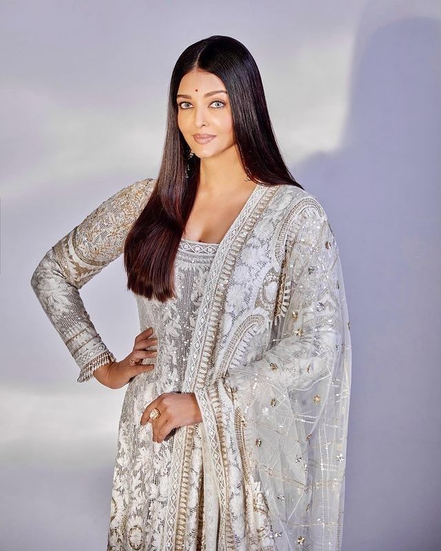 ओपरा विन्फ्रे शोमध्ये आमंत्रित होणारी आणि मॅडम तुसाद यांची प्रतिमा मिळवणारी ऐश्वर्या पहिली भारतीय अभिनेत्री आहे... अभिनेत्रीच्या चाहत्यांची संख्या देखील फार मोठी आहे.