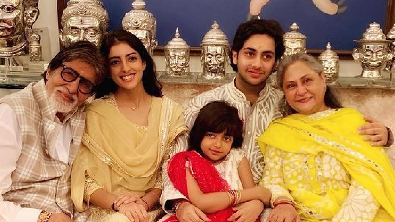 या ब्लॉगमध्ये बिग बींनी हेसुद्धा सांगितलं की त्यांनी जया बच्चन यांचा वाढदिवस कसा साजरा केला? बिग बींनी लिहिलं, 'मध्यरात्री एक फॅमिली गेट टुगेदर झालं. कुटुंबीयांनी आमच्यावर प्रेमाचा वर्षाव केला.'