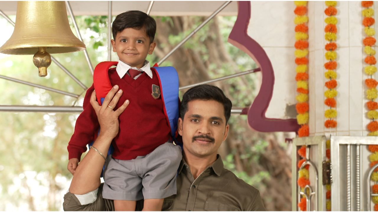 अमोलचा रिझल्ट असल्याने तो देवाला रिझल्टसाठी नाही तर अप्पीला त्याच्या शाळेतील करामती कळू नये म्हणून प्रार्थना करतोय. जेव्हा मंदिरातील घंटा वाजवण्यासाठी त्याचा हात पोहोचत नाही तेव्हा अर्जुन तिकडे येऊन त्याला आपल्या खांद्यावर उचलून घेतो.