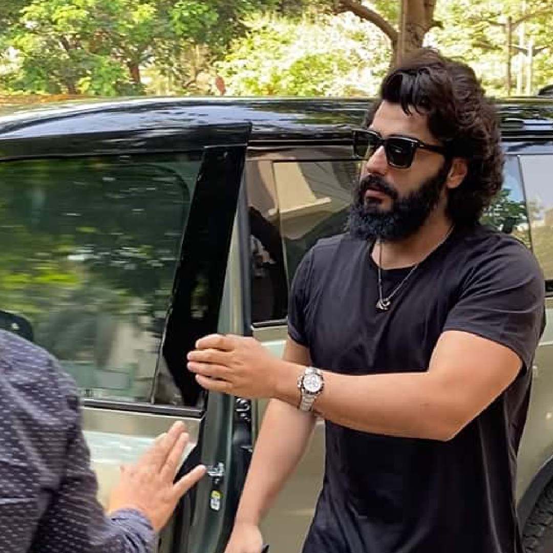 मलायका अर्जुनला गेल्या काही वर्षांपासून डेट करतेय. मध्यंतरीच्या काळात या दोघांच्या ब्रेकअपच्या चर्चांना उधाण आलं होतं. मात्र त्यानंतर अर्जुन आणि मलायकाला एकत्र डिनर डेटला गेल्याचं पाहिल्यानंतर या चर्चांना पूर्णविराम मिळाला.
