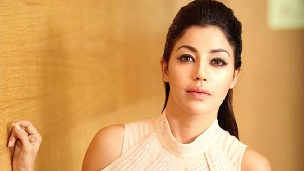 देबिना म्हणाली, एकाच वेळी दोन बाळांना सांभाळणे फार कठीण काम आहे. देबिना म्हणाली की, रात्री बऱ्याच वेळा असे होते की, दोघींना सांभाळताना मी रडले आहे.