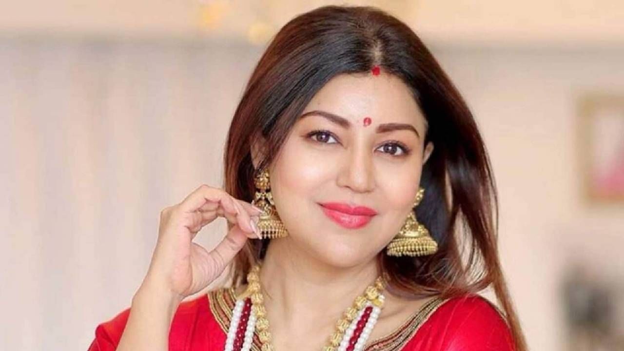 देबिना बनर्जी ही गेल्या काही दिवसांपासून सोशल मीडियावरही चांगलीच सक्रिय दिसते. आपल्या चाहत्यांसाठी खास फोटो आणि व्हिडीओ शेअर करताना देबिना दिसते.