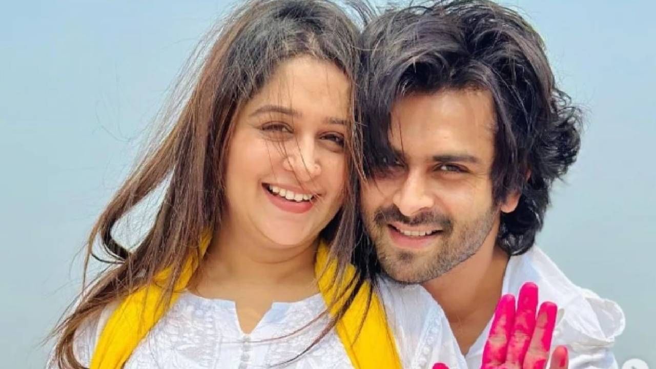दीपिका कक्कर ही गेल्या काही वर्षांपासून मालिकांपासून तशी दूर आहे. मात्र, असे असतानाही ती सोशल मीडियावर चांगलीच सक्रिय दिसते.