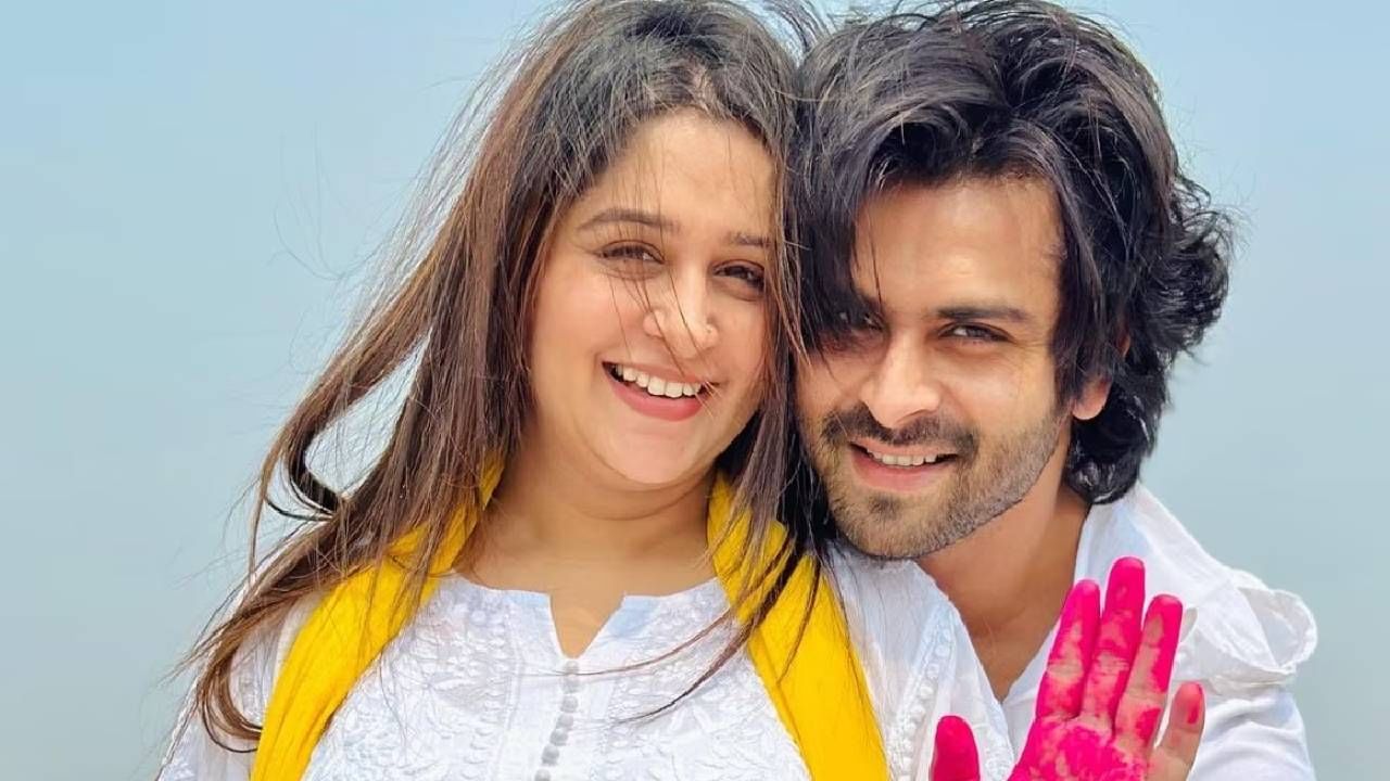 आता एक चर्चा आहे की, दीपिका कक्कर ही परत एकदा प्रेग्नंट आहे. हेच नाही तर काही फोटोंमध्ये तिचा बेबी बंप दिसत असल्याचा दावा देखील केला जातोय.
