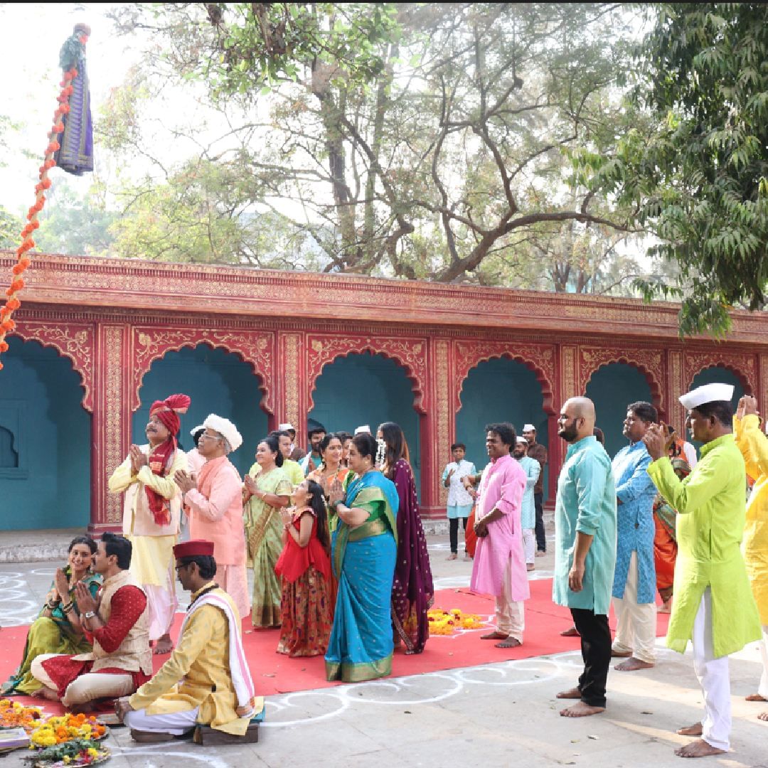 'घरोघरी मातीच्या चुली'मध्ये 15 वर्षांनंतर रणदिवे आणि विखे-पाटील कुटुंब एकत्र गुढी उभारणार आहेत. सौमित्र आणि ऐश्वर्याच्या लग्नाचा प्रस्ताव स्वीकारल्यानंतर सयाजीरावांनी एकत्र गुढी उभारण्यास सहमती दिली आहे. पाडव्याच्या गोडव्याप्रमाणे दोन्ही कुटुंबांमधला नात्याचा गोडवाही वाढेल का हे मालिकेच्या पुढील भागांमधून पाहायला मिळेल.