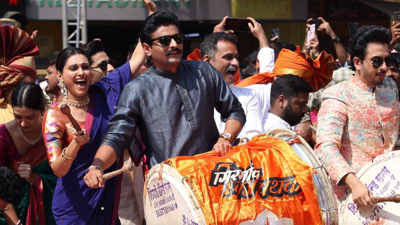 मराठी परंपरेचं प्रतिक असणारी ही मराठी दिनदर्शिका प्रवाह कुटुंबातील कलाकारांच्या मराठमोळ्या अंदाजाने सजली आहे. गुढीपाडव्याच्या शुभमुहूर्तावर ही दिनदर्शिका प्रेक्षकांना भेट देण्यात आली. 