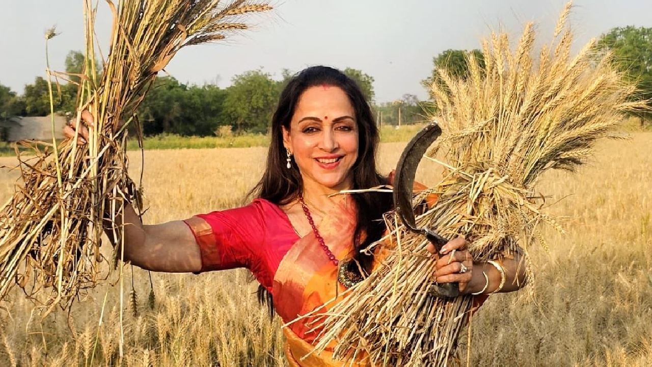 या फोटोंवरून हेमा मालिनी यांना खूप ट्रोल केलं जातंय. 'एप्रिल महिन्यात कांजीवरम सिल्क साडी नेसून, केस मोकळे सोडून असा पीआर स्टंट करणं कितपत योग्य आहे? तुम्ही तुमची पीआर एजन्सी बरखास्त केली पाहिजे', असं एकाने लिहिलं. तर 'काय टाईमपास आहे हा. थोडीतरी लाज बाळगा', असं दुसऱ्याने म्हटलंय.  