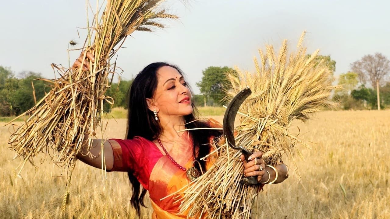 या फोटोंच्या कॅप्शनमध्ये त्यांनी लिहिलं, 'आज मी त्या शेतकऱ्यांशी संवाद साधण्यासाठी त्यांच्या शेतात गेली, ज्यांना मी गेल्या दहा वर्षांपासून नियमित भेटतेय. मला भेटून ते खूप खुश झाले आणि त्यांनी मला फोटोसाठी पोझसुद्धा देण्याची विनंती केली. त्यामुळे मी हे फोटो काढले.' 