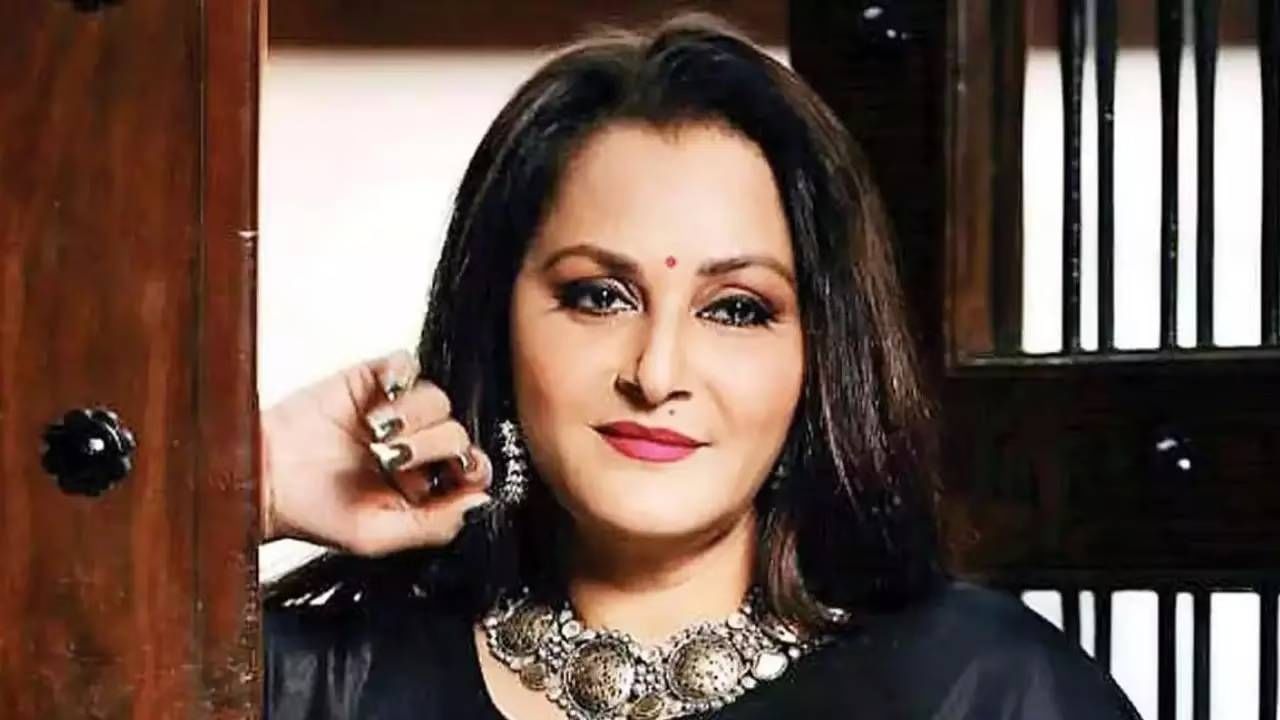जया प्रदा म्हणाल्या की, चित्रपटाच्या सेटवर जर मला कोणी सर्वात जास्त फ्लर्ट केले असेल तर ते म्हणजे धर्मेंद्र यांनी मला खूप फ्लर्ट केले. 