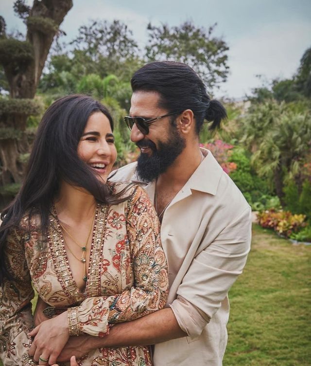 अनेकांसोबत कतरिना हिच्या रिलेशनशिपची चर्चा रंगल्या. पण जेव्हा अभिनेत्रीने अभिनेता विकी कौशल याच्यासोबत लग्नाचा निर्णय घेतला तेव्हा चाहत्यांना मोठा धक्का बसला.