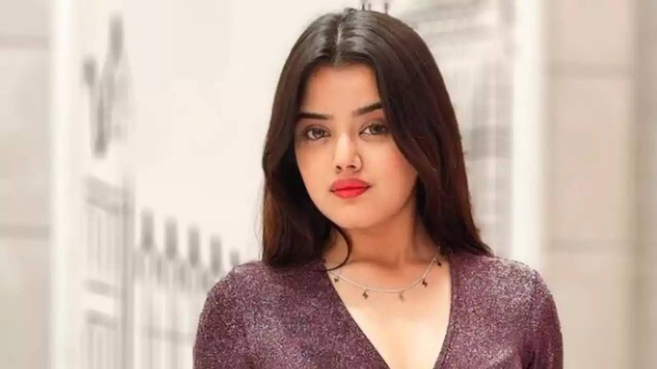 केतकी कुलकर्णी हिला अशा लूकमध्ये पाहून आता विविध चर्चा या रंगताना दिसत आहेत. चाहत्यांना प्रश्न पडलाय की, अखेर केतकी कुलकर्णी हिने असा लूक का केला.
