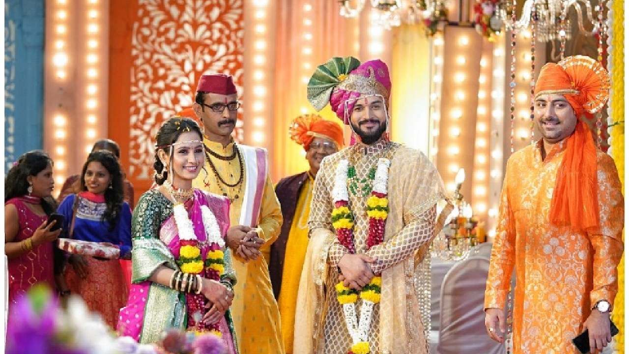 लवकरच संपूर्ण कुटुंबाच्या साक्षीने हे दोघं पुन्हा एकदा लग्नाच्या बेडीत अडकणार आहेत. सार्थक-आनंदीची हळद, मेहंदी, संगीत आणि लग्न हे सगळे विधी अगदी पारंपरिक पद्धतीने पार पडणार आहेत. 