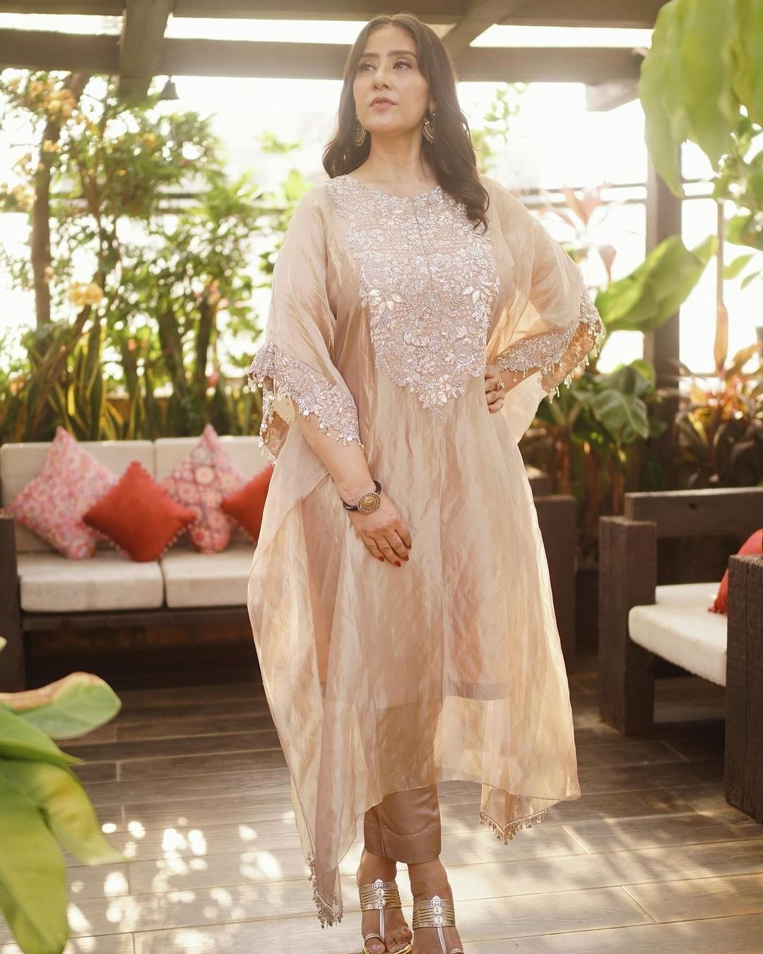 आता अभिनेत्री लवकरच 'हिरामंडी' या वेब सीरिजच्या माध्यमातून चाहत्यांच्या भेटीस येणार आहे. सध्या अभिनेत्री फोटो सोशल मीडियावर तुफान व्हायरल होत आहेत.