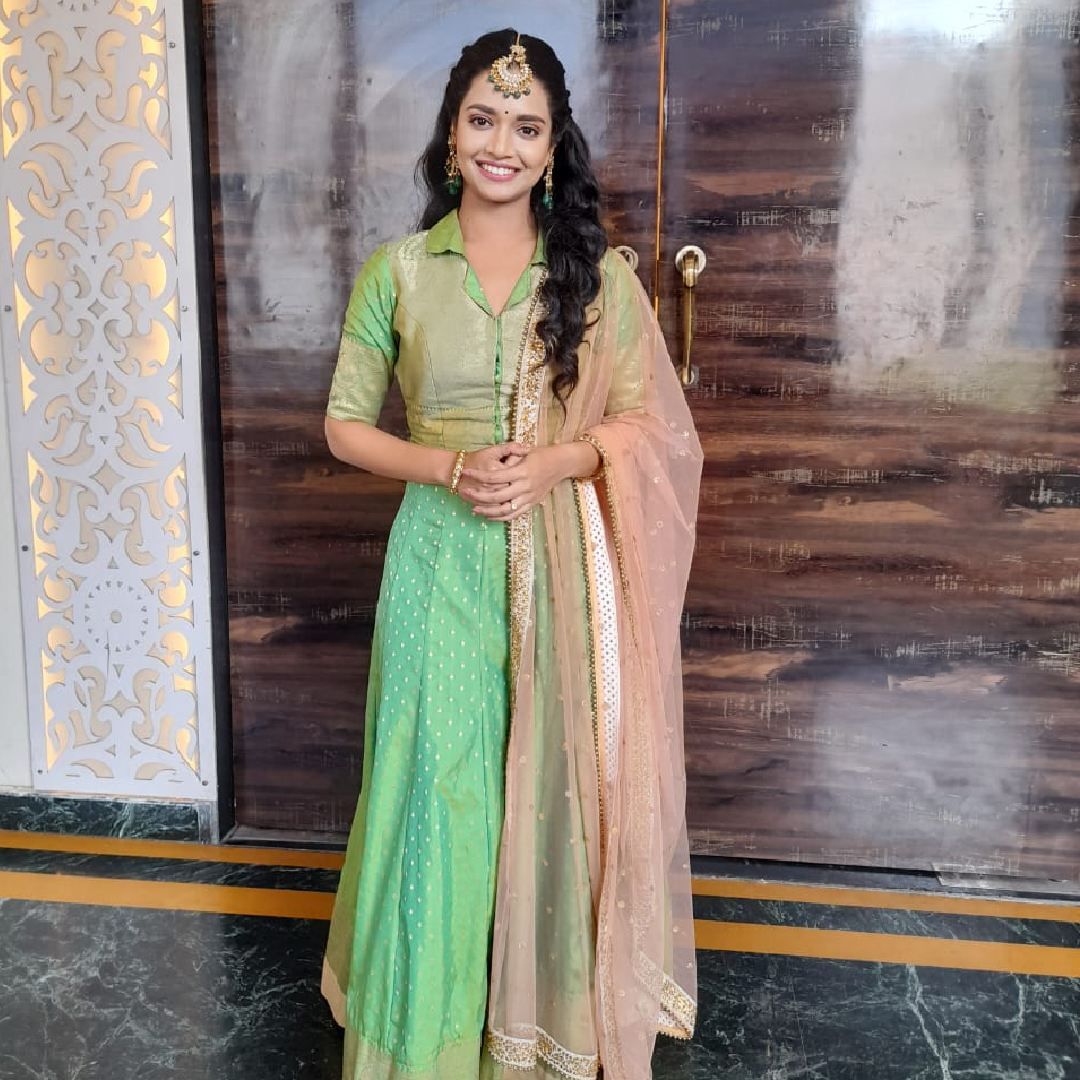 एजेचा मेहेंदी सोहळा हा साधा नक्कीच नसणार. या सोहळयात मराठी चित्रसृष्टीतला एक चेहरा हजेरी लावणार आहे. या मेहंदी सोहळ्यात अभिनेत्री सोनाली कुलकर्णीचा खास परफॉर्मन्स होणार आहे.  