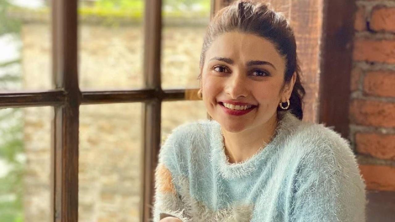 कधीच रोहित आणि प्राची यांनी त्यांच्या रिलेशनवर भाष्य केले नाही. आता प्राची देसाई लग्न करणार असल्याने जोरदार चर्चा ही रंगताना दिसत आहे.