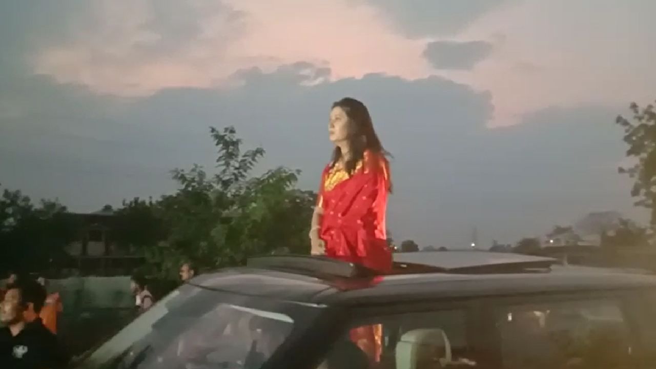 लाल साडी नेसून प्राजक्ता या रोड शोमध्ये सहभागी झाली होती. सनरुफ कारमधून प्रवास करत तिने मुनगंटीवार यांच्यासाठी प्रचार केला. प्राजक्ताला पाहण्यासाठी लोकांनीही गर्दी केली होती. ढोल-ताशाच्या गजरात हा रोड शो पार पडला.