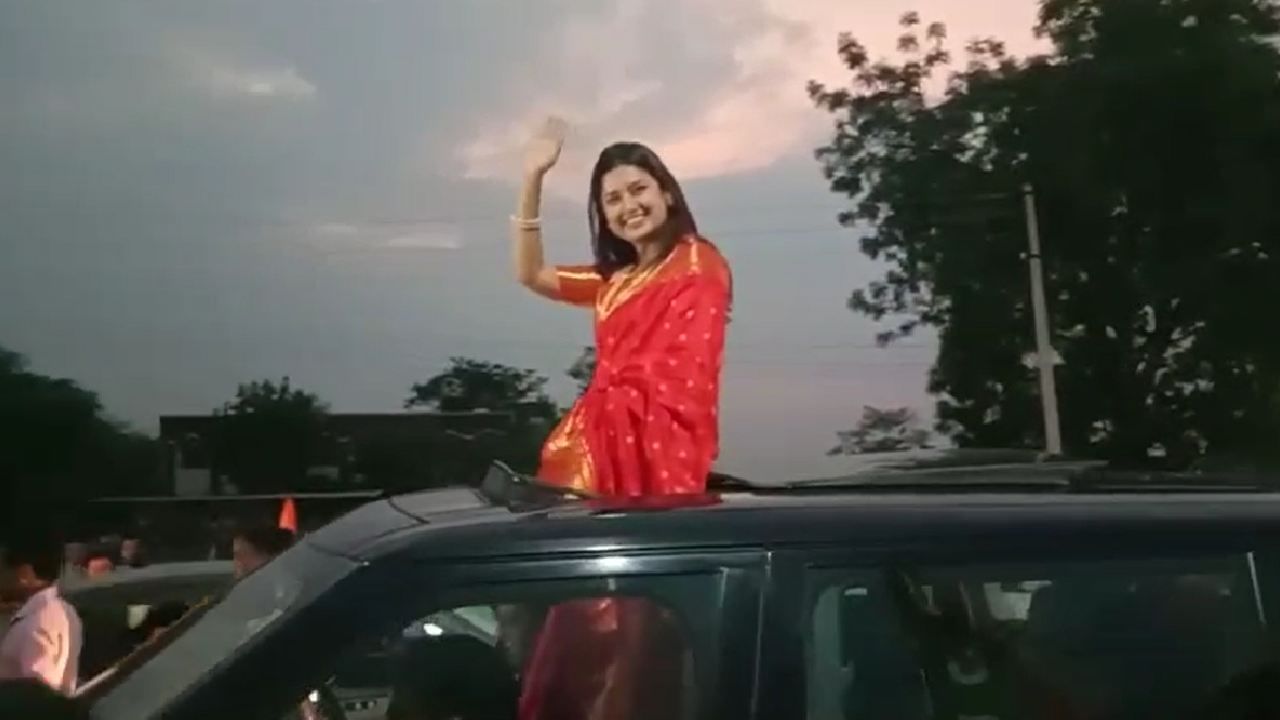 प्रचारासाठी आयोजित केलेल्या या रोड शोमधील प्राजक्ताच्या लूकची खास चर्चा होत आहे. लाल काठपदराची साडी आणि त्यावर दागिने असा तिचा पारंपरिक लूक होता. भाजपचे कार्यक्रम आणि प्रचारसभेत ती सक्रियपणे सहभागी होताना दिसत आहे.
