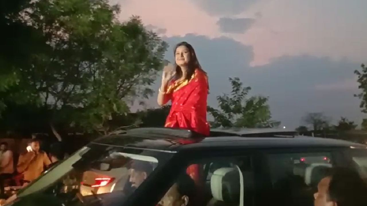 राज्याचे सांस्कृतिक कार्य, वने आणि मत्स्य व्यवसाय मंत्री सुधीर मुनगंटीवार हे चंद्रपूर लोकसभा मतदारसंघात महायुतीकडून निवडणुकीच्या रिंगणात उभे आहेत. त्यांच्याच प्रचारासाठी प्राजक्ता माळीने चंद्रपूर-वणी आणि आर्णीमध्ये रोड शो केला.