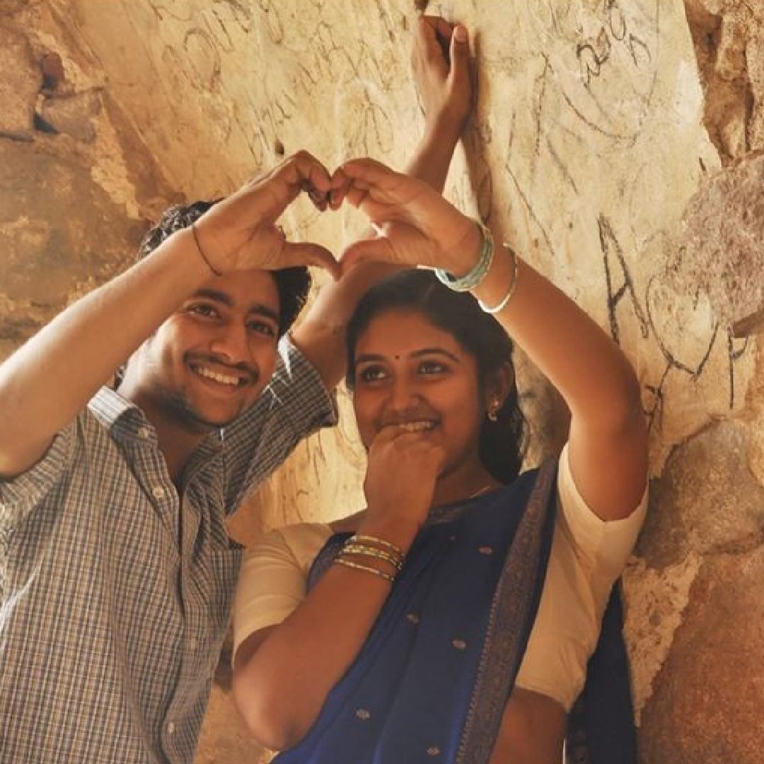'सैराट'ला आठ वर्षे पूर्ण झाल्याच्या निमित्ताने अभिनेत्री रिंकू राजगुरूने तिच्या इन्स्टाग्राम अकाऊंटवर काही फोटो पोस्ट केले आहेत. आठ वर्षांपूर्वी रिंकू कशी दिसत होती, पडद्यामागे आकाशासोबतची मजामस्ती आणि घोड्यावर स्वार झालेली आर्ची.. अशी दृश्ये या फोटोंमध्ये पहायला मिळत आहेत.