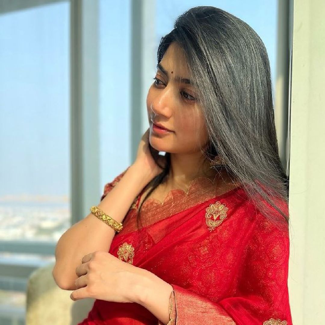 साई ही दाक्षिणात्य चित्रपटसृष्टीतील सर्वाधिक मानधन घेणाऱ्या अभिनेत्रींपैकी एक आहे. एका चित्रपटासाठी ती तीन ते चार कोटी रुपये फी घ्यायची. मात्र बॉलिवूडमधल्या पहिल्यावहिल्या प्रोजेक्टसाठी तिने चांगली फी वाढवल्याचं कळतंय. 