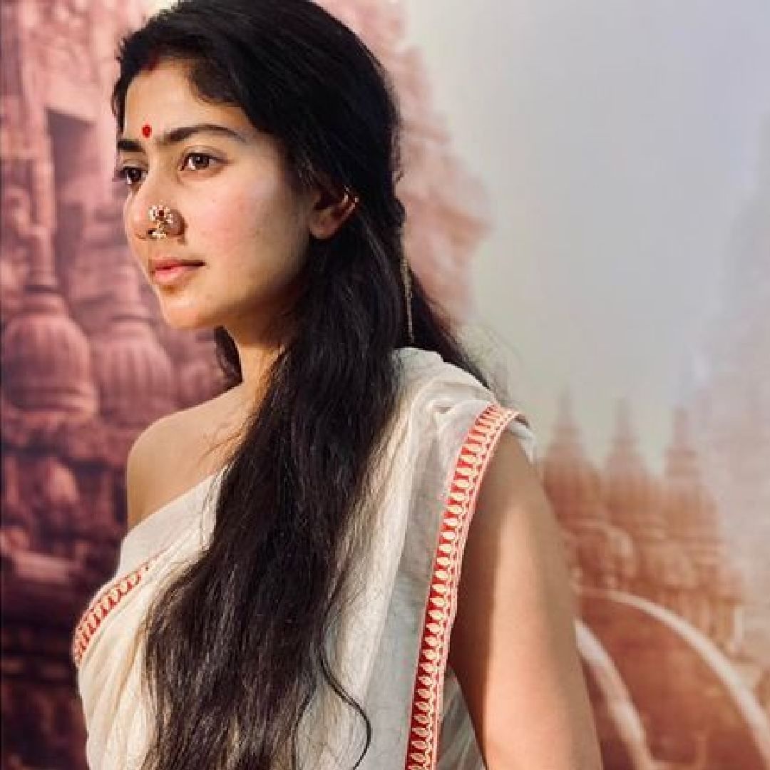 साईने 'रामायण' या चित्रपटात सीतेची भूमिका साकारण्यासाठी दहा कोटी रुपये मानधन मागितल्याचं कळतंय. याआधी नयनताराने शाहरुख खानच्या 'जवान' या चित्रपटात काम करण्यासाठी दहा कोटी रुपये घेतले होते.  
