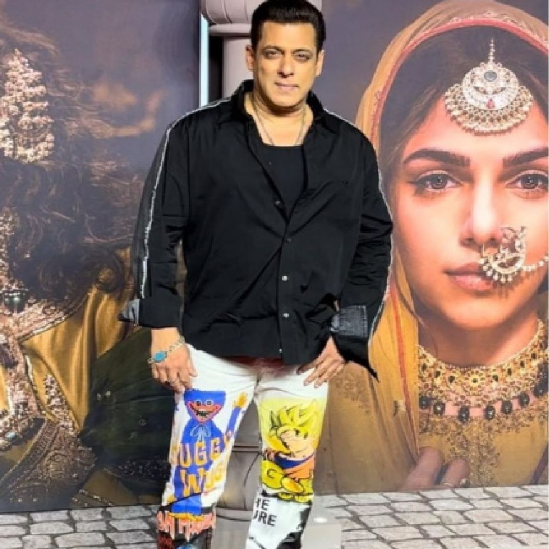 याआधी सलमान अशाच चित्रविचित्र डिझाइनच्या पँटमध्ये दिसला होता. मुंबई एअरपोर्टवरील त्याचा असाच एक लूक चर्चेत आला होता. त्यावेळी त्याच्या पँटवर त्याच्याच चेहऱ्याची पेंटिंग होती. त्यामुळे हल्ली सलमानचे कपडे कोण डिझाइन करतंय, याविषयी चाहत्यांमध्ये कुतूहल निर्माण झालं आहे.  