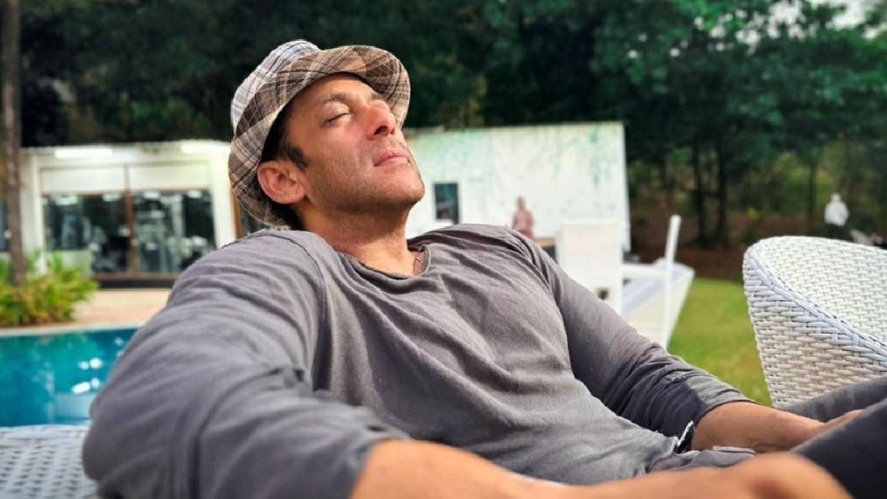 यावर सलमान खान याने काही भाष्य केले नसून सलमानचे कुटुंबिय पनवेलच्या फार्म हाऊसवर शिफ्ट होण्याचा विचार करत असल्याचे रिपोर्टमध्ये सांगण्यात आलंय. तो लवकरच फार्म हाऊसवर होऊ शकतो.