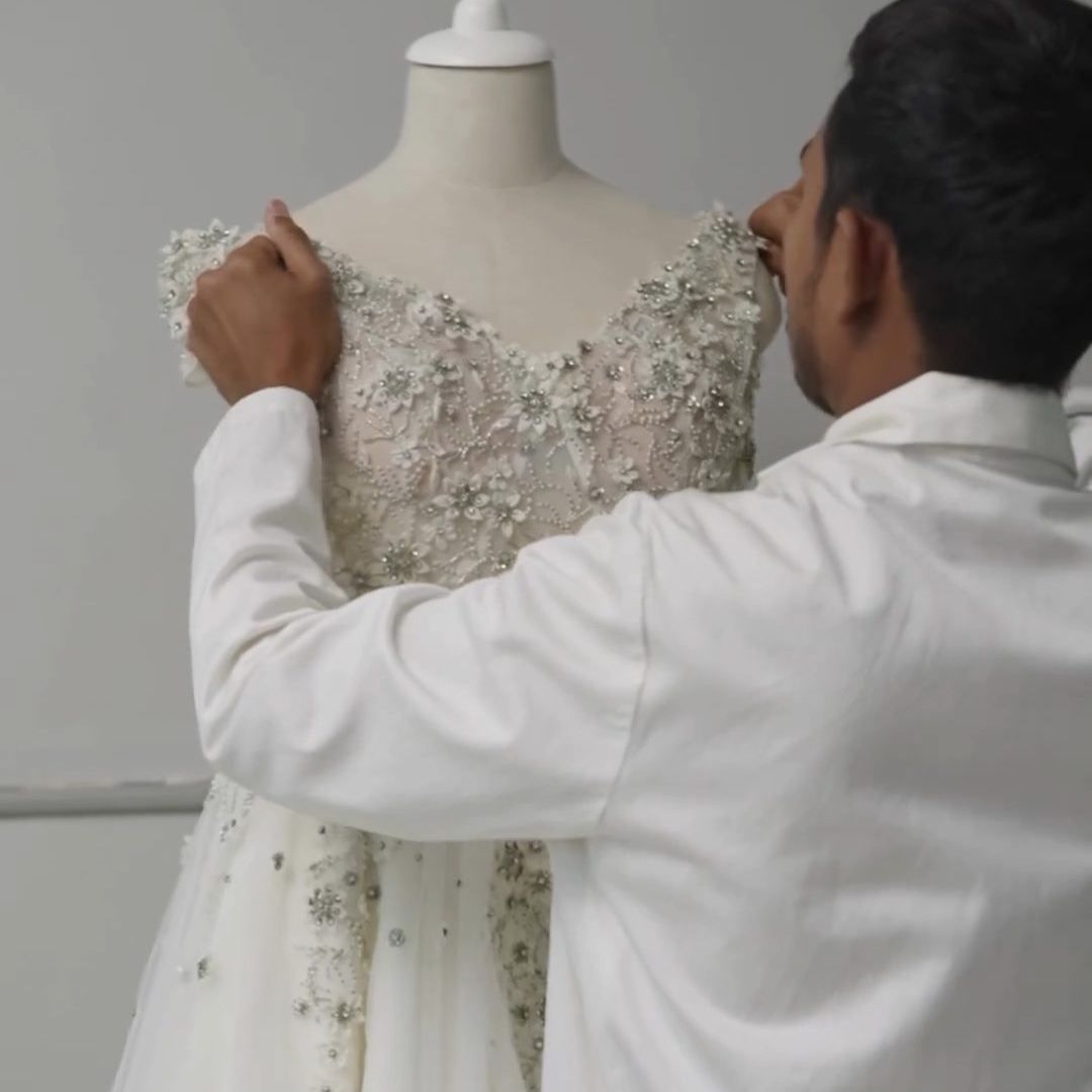 डिझायनर क्रेशा बजाजनेही त्यांच्या इन्स्टाग्राम अकाऊंटवर गाऊनपासून ड्रेस कसा बनवला गेला, त्याचा व्हिडीओ पोस्ट केला आहे. या ड्रेसची खासियत म्हणजे समंथाने अभिनेता नाग चैतन्यसोबत लग्नात जो वेडिंग गाऊन परिधान केला होता, त्यालाच वेगळं रुप देऊन हा ब्लॅक ड्रेस बनवण्यात आला आहे.  
