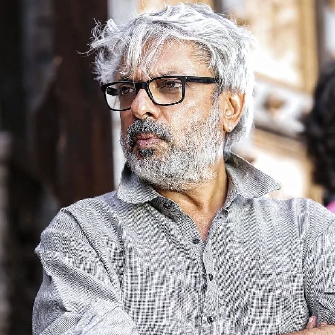 ‘हिरामंडी’ची कथा अत्यंत रंजक आहे. हिरामंडी हा पाकिस्तानमधील लाहोर स्थित रेडलाइट एरिया आहे. एकेकाळी तो ‘शाही मोहल्ला’ म्हणून ओळखला जायचा. देशाच्या विभाजनापूर्वी ‘हिरामंडी’च्या वेश्या त्याकाळी प्रचंड चर्चेत होत्या. राजकारण, प्रेम आणि फसवणूक या सर्व गोष्टी त्याकाळी कोठ्यावर पहायला मिळायच्या. त्यामुळे या सीरिजची कथा प्रेक्षकांसाठी फार रंजक असेल.