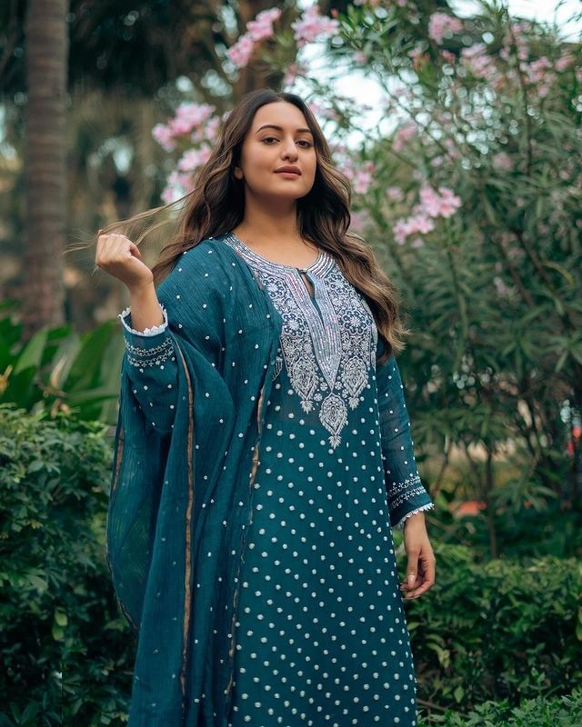 चाहत्यांना देखील अभिनेत्रीचा लूक आवडला आहे. पारंपरिक लूकमध्ये सोनाक्षी हिचं सौंदर्य फुलून दिसत आहे. अभिनेत्रीच्या फोटोंवर चाहते लाईक्स आणि कमेंटचा वर्षाव करत आहेत.