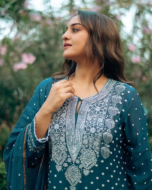 अभिनेत्री कायम सोशल मीडियाच्या माध्यमातून चाहत्यांना फॅशन गोल्स देत असते. अभिनेत्रीचा फॅशन सेन्स फॉलो करणाऱ्यांची संख्या देखील फार मोठी आहे.