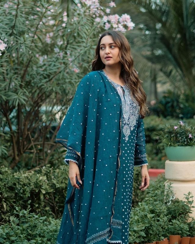 साधा लूक आणि सिंपल ड्रेसमध्ये सोनाक्षी हिचा लूक फुलून दिसत आहे. सोनाक्षी कायम सोशल मीडियावर वेगवेगळ्या लूकमध्ये फोटो पोस्ट करत असते.